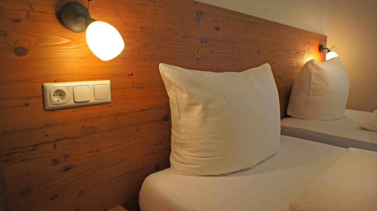 Hotel Heimfeld Restaurant Cafe Garching an Der Alz Bagian luar foto