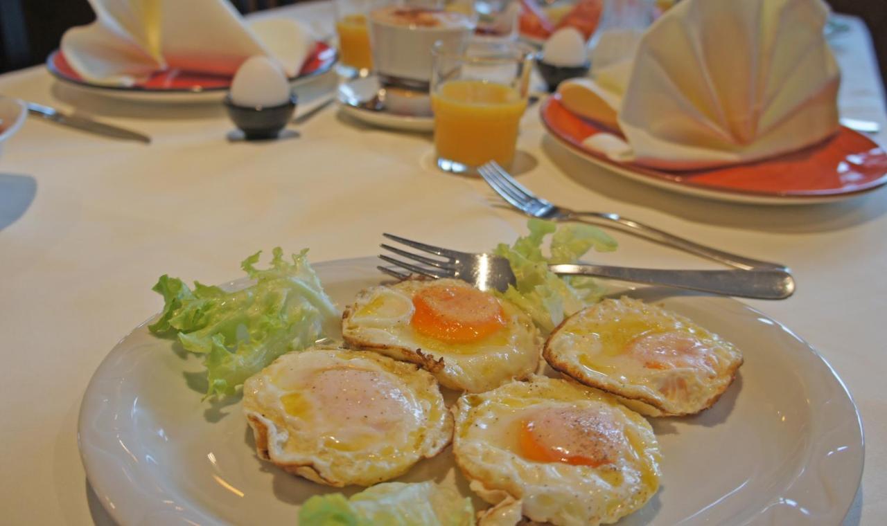 Hotel Heimfeld Restaurant Cafe Garching an Der Alz Bagian luar foto