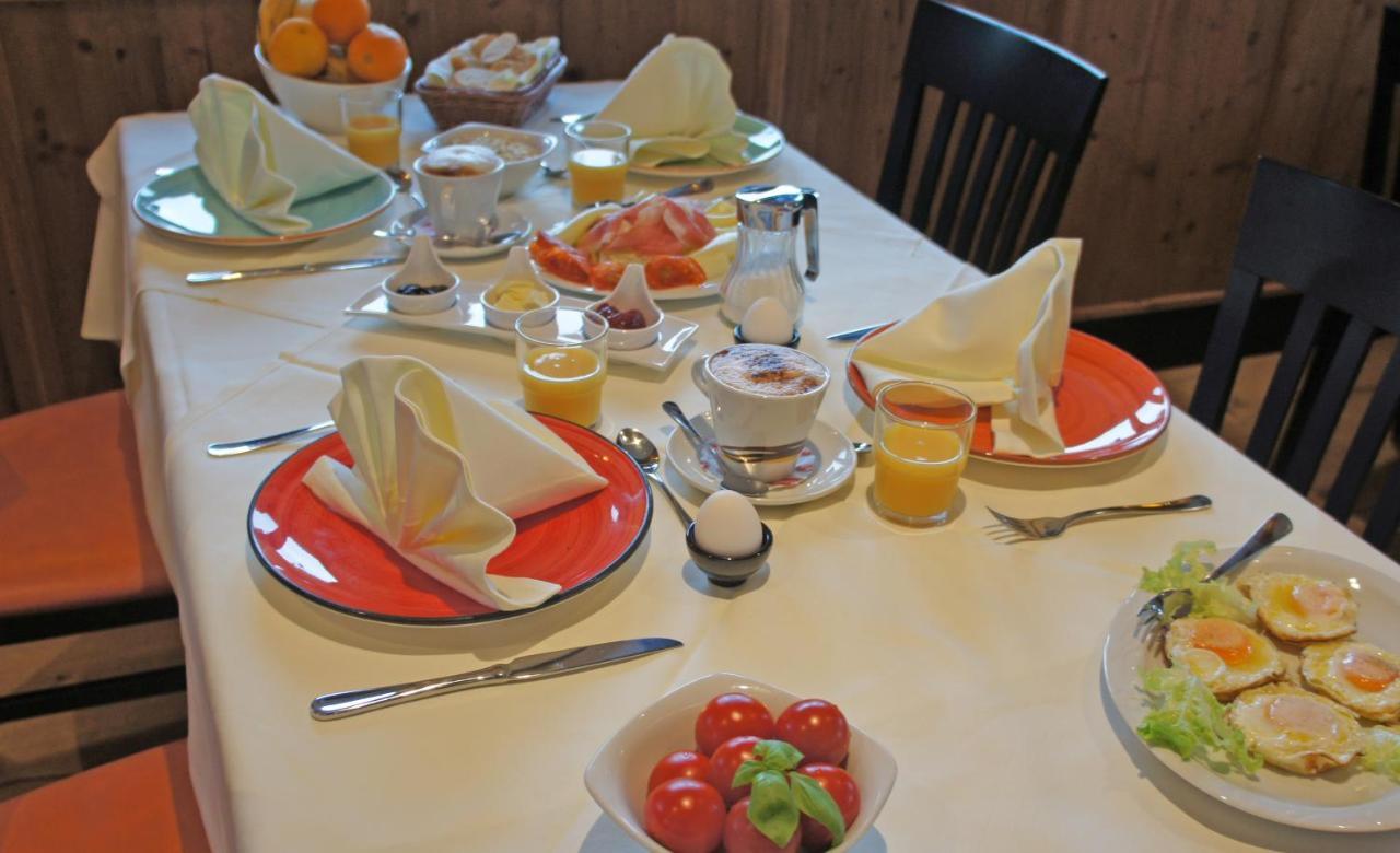 Hotel Heimfeld Restaurant Cafe Garching an Der Alz Bagian luar foto