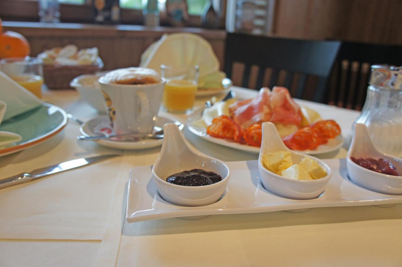 Hotel Heimfeld Restaurant Cafe Garching an Der Alz Bagian luar foto