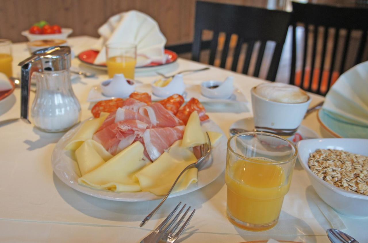 Hotel Heimfeld Restaurant Cafe Garching an Der Alz Bagian luar foto